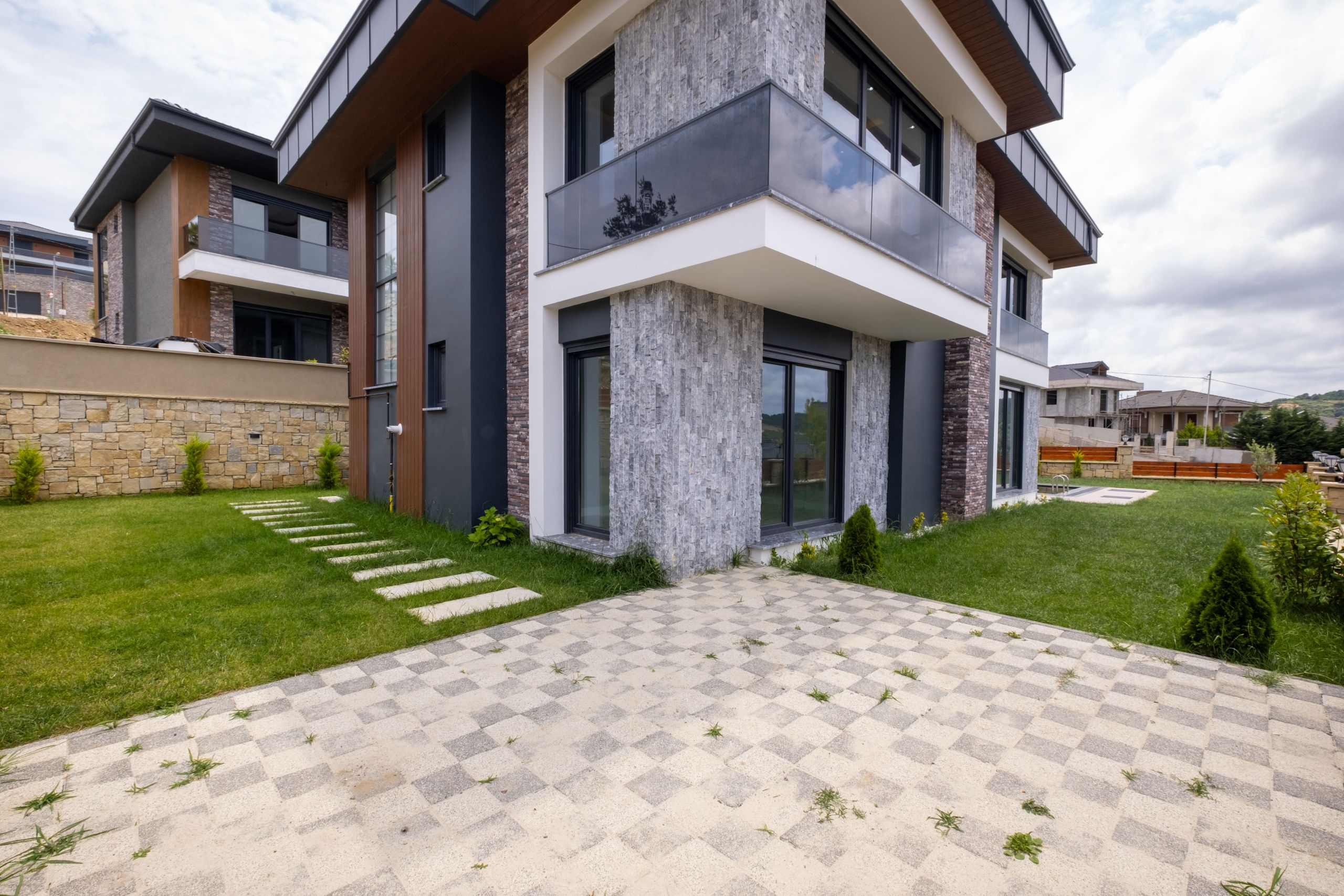 Featured image 4